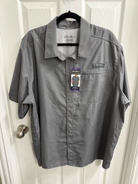 Eddie Bauer Men's Short-Sleeve Button-Down Shirt in Gray